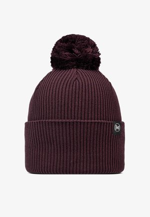 Gorro de punto burdeos con un diseño acanalado y un pompón en la parte superior. Presenta una pequeña etiqueta de logo negra en el lateral. Hecho de un material suave y texturizado.