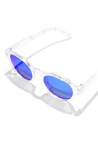 Ochelari de soare rotunzi cu rame transparente, lentile albastre și un model curbat multicolor pe brațe. Suprafață netedă, design ușor.