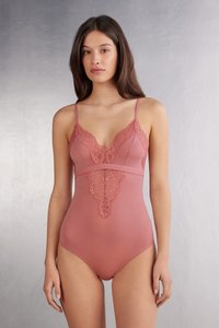 Roze bodysuit met kantafwerking langs de buste en het middenstuk, voorzien van verstelbare spaghettibandjes en een gladde, nauwsluitende textuur.
