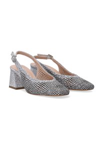 Stříbrné slingback boty s perforovaným designem, špičatou špičkou a blokovým podpatkem. Texturovaný materiál a nastavitelné pásky na kotníku.