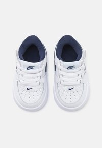 Nike Sportswear FORCE 1 LOW EASYON - Sneakers basse - white/midnight navy/football grey