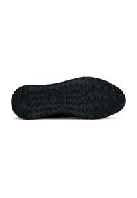 Suola di scarpa in gomma nera con una superficie testurizzata caratterizzata da modelli circolari e scanalature per aumentare la presa. Design con tacco arrotondato e punta piatta.