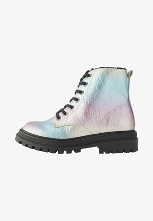 Iridescent ankle boot valmistettu teksturoidusta materiaalista, jossa on pyöreä kärki, kestävä musta pohja urilla ja mustat nauhat.
