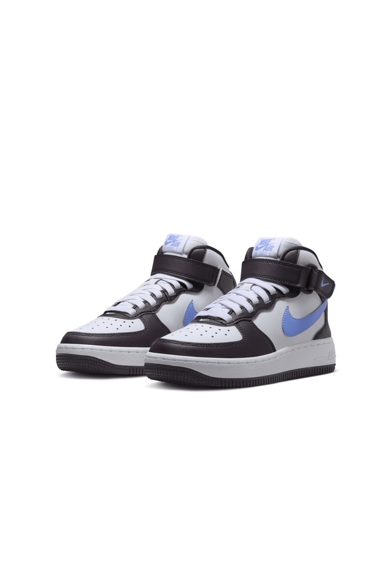 Para sneakersów Nike Air Force 1 w kolorze białym, czarnym i jasnoniebieskim, sięgających do połowy kostki, z sznurówkami i czarnym paskiem na białym tle.