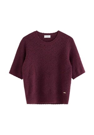 Burgundy kortärmad stickad tröja med en texturerad diamantskiss och en liten guldaccentetikett vid fållen.