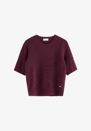 Burgundy kortärmad stickad tröja med en texturerad diamantskiss och en liten guldaccentetikett vid fållen.