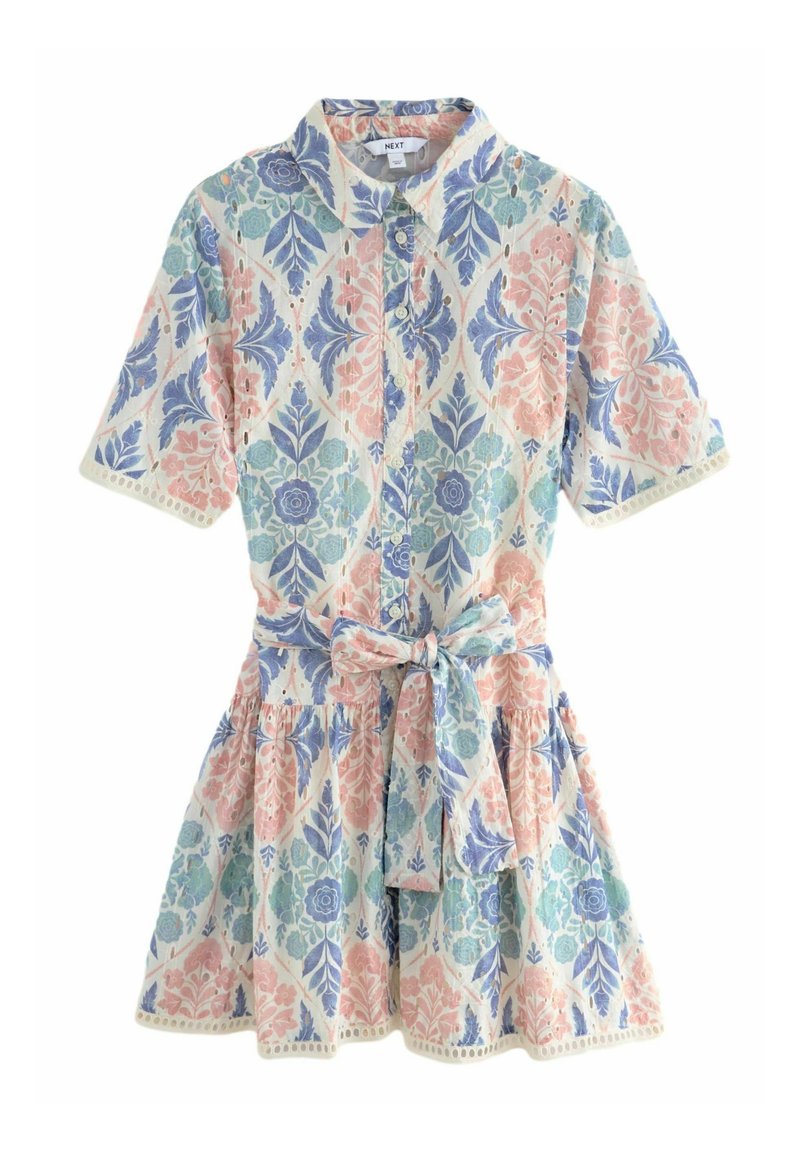 Robe à manches courtes avec boutons, col, ceinture nouée à la taille et motif floral en bleu, rose et vert sur fond blanc.
