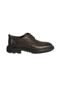 Chaussure en cuir marron à lacets avec un bout arrondi, semelle en caoutchouc noir robuste et texture lisse. Présente des accents de couture subtils.