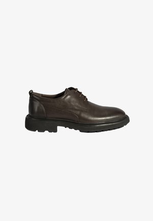 Chaussure habillée en cuir marron avec bout rond, lacets discrets et semelle en caoutchouc noir texturé. Surface supérieure lisse et détails de talon renforcés.