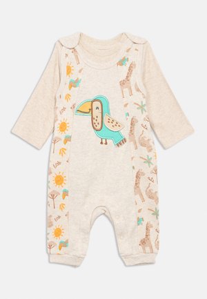 Tutina beige per neonati con maniche lunghe con tucano ricamato sul davanti e giraffe, soli e alberi decorati ai lati.