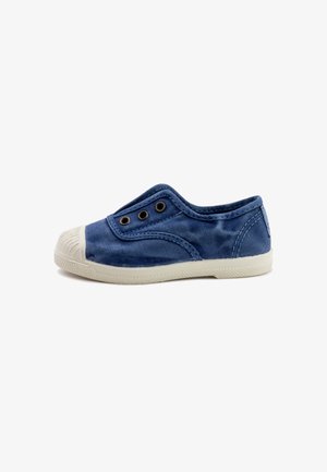 Blaue Leinenschuhe mit Gummikappe, zwei Ösen und strukturiertem beigen Sohle. Verfügt über ein niedriges Profil und ein glattes Stofffinish.