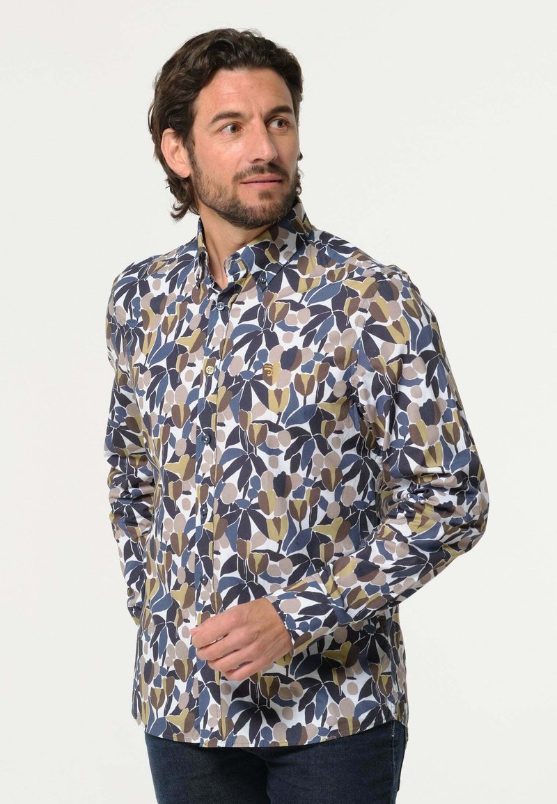 Getailleerde blouse met lange mouwen met een bloemenpatroon in marineblauw, olijfgroen en beige tinten, voorzien van een opstaande kraag en contrasterende knoopaccenten.