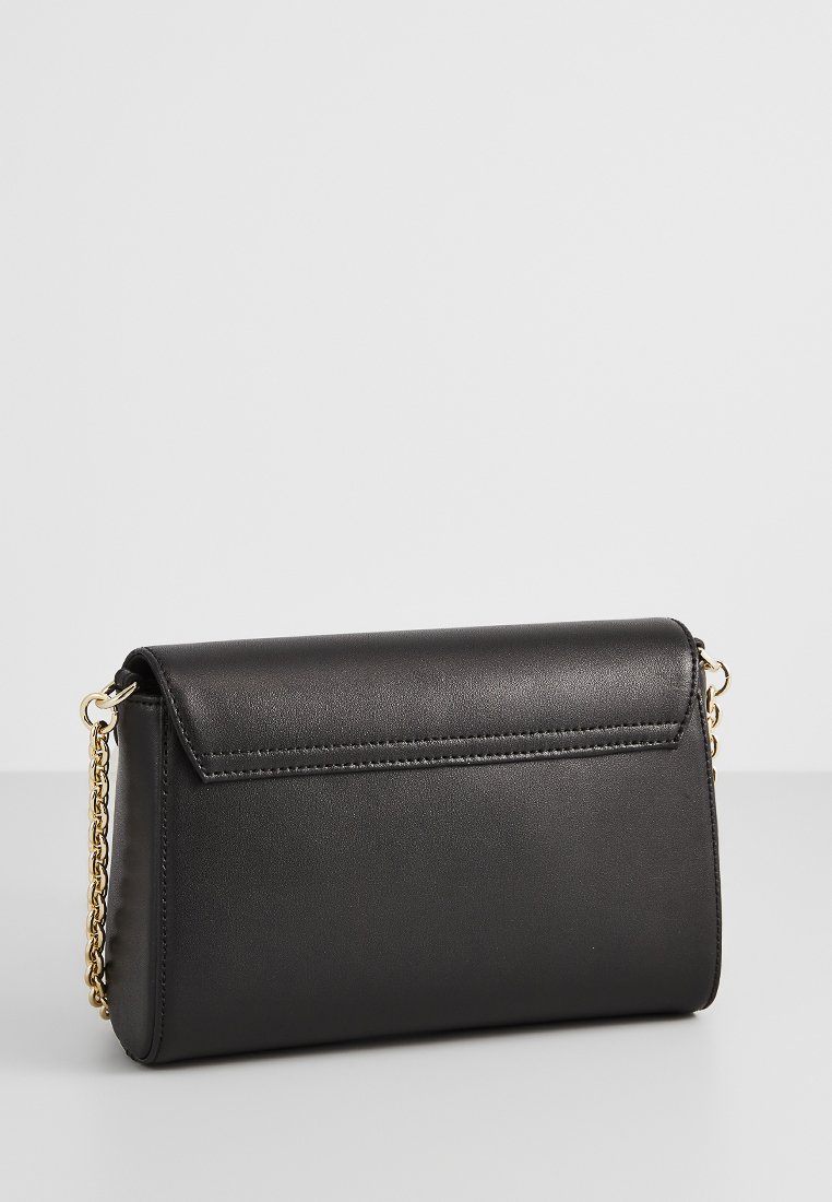 Schwarze Kunstleder-Clutch mit Überschlagverschluss, goldener Kette und gesteppten Details. Rechteckige Form, glatte Textur, minimale Akzente.