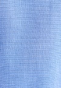 Gros plan sur une texture de tissu tissé bleu clair avec un motif fin et serré.