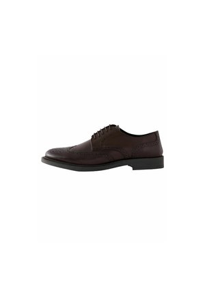 Chaussure de ville en cuir marron avec des détails en brogue, bout rond et fermeture à lacets. Présente une semelle en caoutchouc plate et une texture lisse.