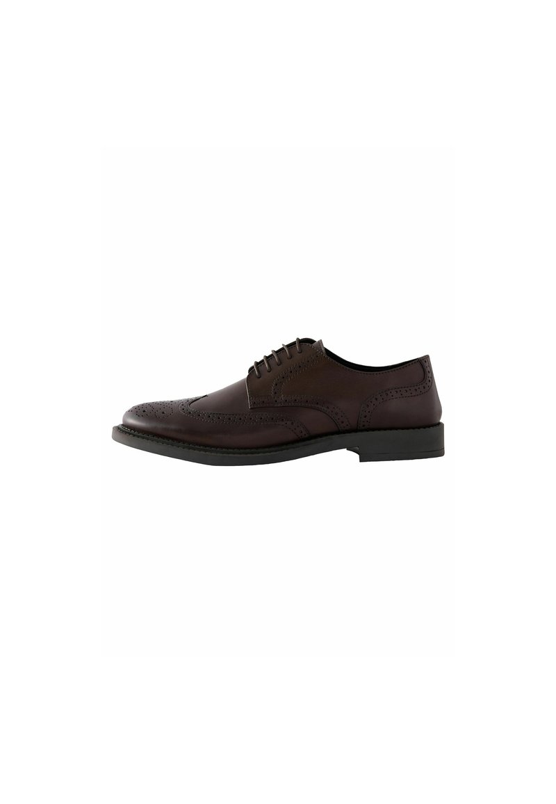 Chaussure de ville en cuir marron avec des détails en brogue, bout rond et fermeture à lacets. Présente une semelle en caoutchouc plate et une texture lisse.