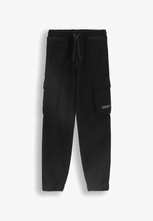 Czarne spodnie cargo z elastycznym pasem, regulowanym sznurkiem, dwoma kieszeniami bocznymi i dwoma kieszeniami cargo. Gładka tkanina, tapered leg design.