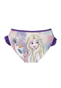 Kinderschwimmshorts mit lila Saum, die ein grafisches Motiv eines blonden Charakters und eines Schneemanns auf einem pastellfarbenen Hintergrund zeigen.