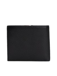 Portefeuille en cuir noir avec une surface texturée, de forme rectangulaire, couture visible, et un design mince avec un emplacement pour cartes multicolore.