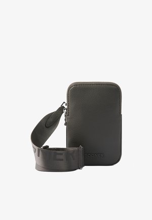 Šedý kožený obal na telefon se zipovým uzávěrem. Obsahuje široký textilní řemen s nápisem "BOGNER" v kontrastní barvě.