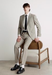 BOSS HUGE - Uzvalks - open beige