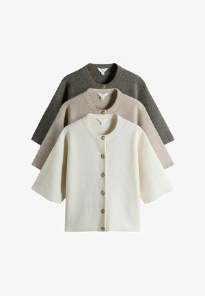 Komplekts ar trim ribotām adītām kardiganām baltā, bēšā un tumši pelēkā krāsā, katra ar apaļu apkakli un priekšējām pogām.