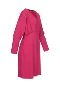 Vaaleanpunainen pitkähihainen mekko V-kaula-aukkolla ja istuvalla vyötäröllä. Valmistettu pehmeästä kankaasta, jossa rento istuvuus ja kevyesti liehuva helma.