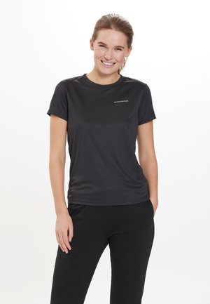 T-shirt de sport noir à manches courtes, fabriqué en tissu léger. Présente un petit logo sur la poitrine et un col rond classique.