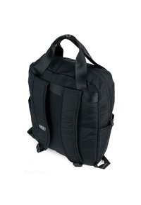 Mochila negra con construcción acolchada, doble correa para los hombros, asa corta, bolsillo frontal con cremallera y un acabado textil suave.