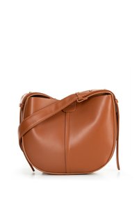 Borsa a tracolla in finta pelle marrone con forma curva, tracolla regolabile e una superficie liscia. Presenta una cucitura centrale e un design minimal.