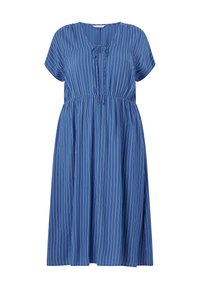 Vestito blu a maniche corte con righe verticali bianche. Presenta un colletto a giro, un dettaglio con fiocco nella parte anteriore e una silhouette ampia e fluttuante.