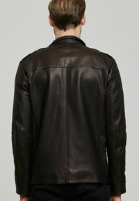 Zwarte leren jas met een gladde textuur, met een klassiek ontwerp en schouderaccenten. Eenvoudige achterkant, zonder zichtbare hardware.