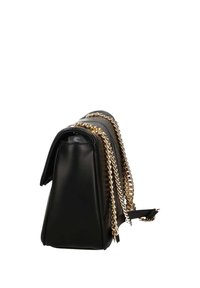 Borsa a tracolla nera in pelle con una forma strutturata, dettagli in catena dorata e chiusura a patta, caratterizzata da una texture liscia e un design minimalista.