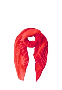 Rød tekstureret tørklæde med plisseret design, der har en gradient fra lys til mørkere rød, og der elegant er viklet i en cirkulær form.