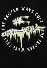 Camiseta negra con gráfico circular. Presenta un icono de ola goteante verde, texto blanco en negrita: "LA CULTURA DE LA OLA CONGELADA" y "O'NEILL."