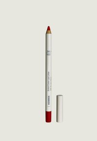 Lápiz de contorno de labios Korres con un cuerpo blanco y punta roja brillante. Presenta texto impreso con el código de color y el nombre del producto. Incluye una tapa.