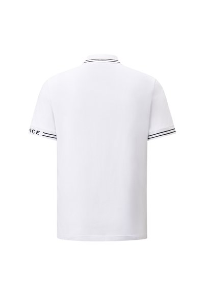 Weißes Polohemd mit klassischem Design, das einen schwarz gestreiften Kragen und Akzente an den Ärmeln aufweist. Hergestellt aus einem glatten, leichten Stoff.