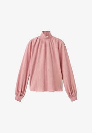 Rjava srajca z dolgimi rokavi in visokim ovratnikom iz mehkega rožnatega blaga v teksturirani tkanini, z naborki in zbranim robom. Preprosta silhueta z sproščenim krojem.