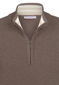 Brauner, gestrickter Pullover mit einem halben Reißverschluss am Kragen. Der Innenkragen zeigt ein creme- und beigefarbenes Streifenmuster. Das Etikett lautet "FELIX HARDY."