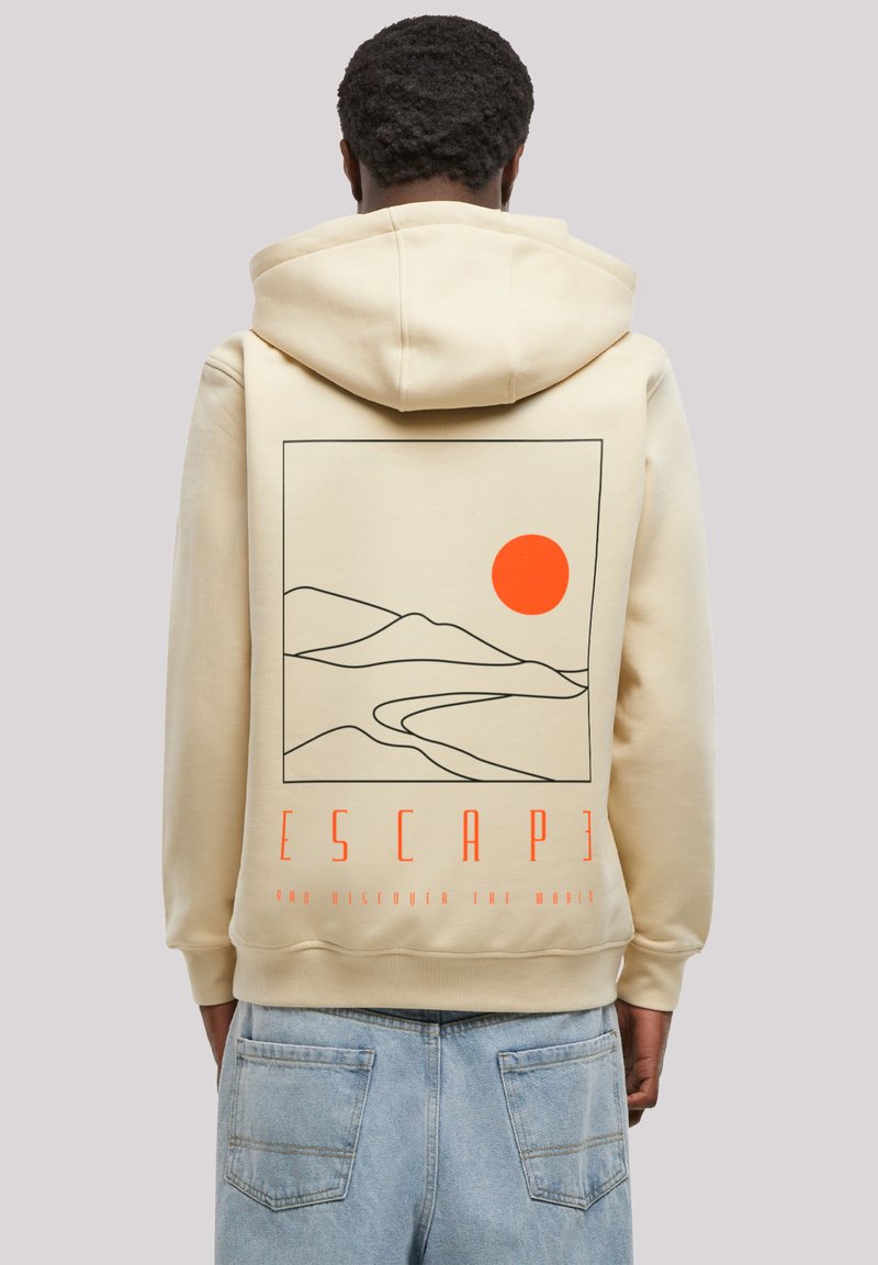 Beige hoodie met een grote achterkantprint met een minimalistisch landschapsontwerp, oranje zon en het woord "ESCAPE" in vette oranje tekst.