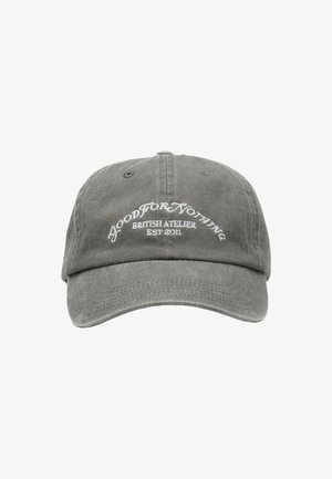 Cappellino da baseball grigio in cotone con visiera curva. Presenta scritte ricamate: "GOOD FOR NOTHING," "BRITISH ATELIER," e "EST 2011".