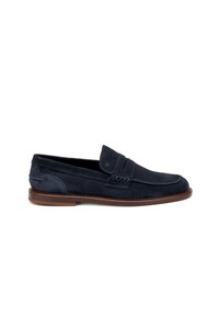 Mocassini in suede blu navy con design a mocassino, dettagli cuciti e suola in gomma marrone. Stile slip-on con una fascia frontale.