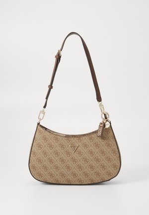 Sac à bandoulière beige et marron à motifs avec une sangle réglable marron foncé, une quincaillerie dorée, ainsi qu'un charm et un emblème logo Guess à l'avant.