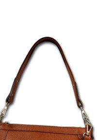 Sac à main en cuir marron avec une texture lisse, doté d'une bandoulière robuste et de quincaillerie en ton doré pour l'attachement.