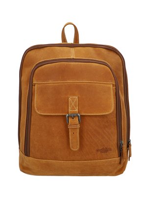 Zaino in pelle marrone con una texture liscia, dotato di una tasca frontale, una tracolla con fibbia e una cerniera, che mette in risalto un design minimalista.