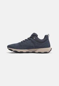 Marineblaue Mesh-Sportschuhe mit einem leichten Design, das eine beigen Zwischensohle und eine strukturierte schwarze Gummisohle aufweist. Runde Zehenform und Schnürung vorne.