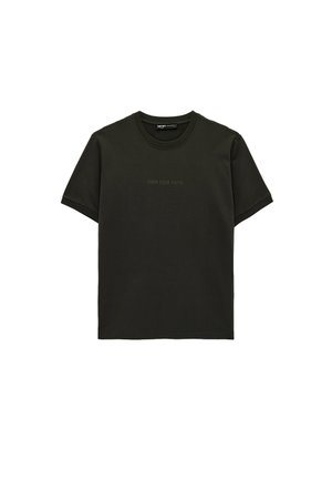 Ciemnozielona koszulka z krótkim rękawem i okrągłym dekoltem, z subtelnym napisem "OWN YOUR PATH" umieszczonym na środku klatki piersiowej.