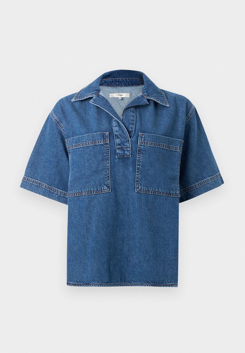Kurzärmeliges Jeanshemd in Mittelblau, mit einem Kragen, zwei vorderen Taschen und kontrastierenden Nähten. Lockere Passform und abgerundeter Saum.