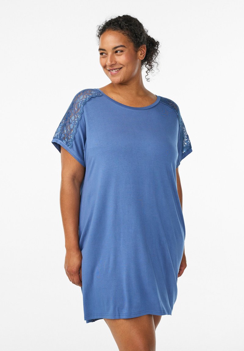 Vestito a t-shirt blu realizzato in tessuto morbido, con dettagli in pizzo sulle spalle, vestibilità rilassata e maniche corte.