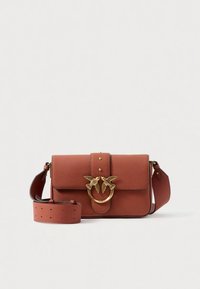 Rustfärgad läderväska med texturerad yta, utrustad med spänne i guldfärgad metall med fågeldetalj och justerbar rem.